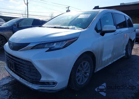 2022 Toyota Sienna Xle z USA, uszkodzony, nr VIN 5TDYSKFC0NS044241